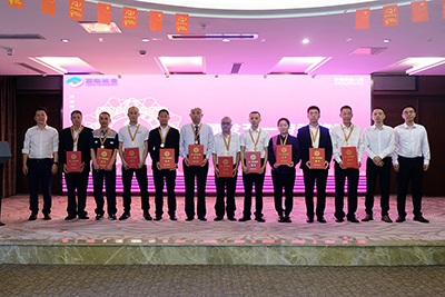 E:2023.44.25党群工作部：用实干诠释担任，以平庸书写不凡官网20230425-03-颁奖.jpg