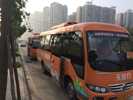 天府行地铁摆渡车火热开明