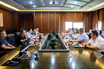 万里运业股份有限公司总经理陈奕霖一行到瓦力游戏运业互换座谈