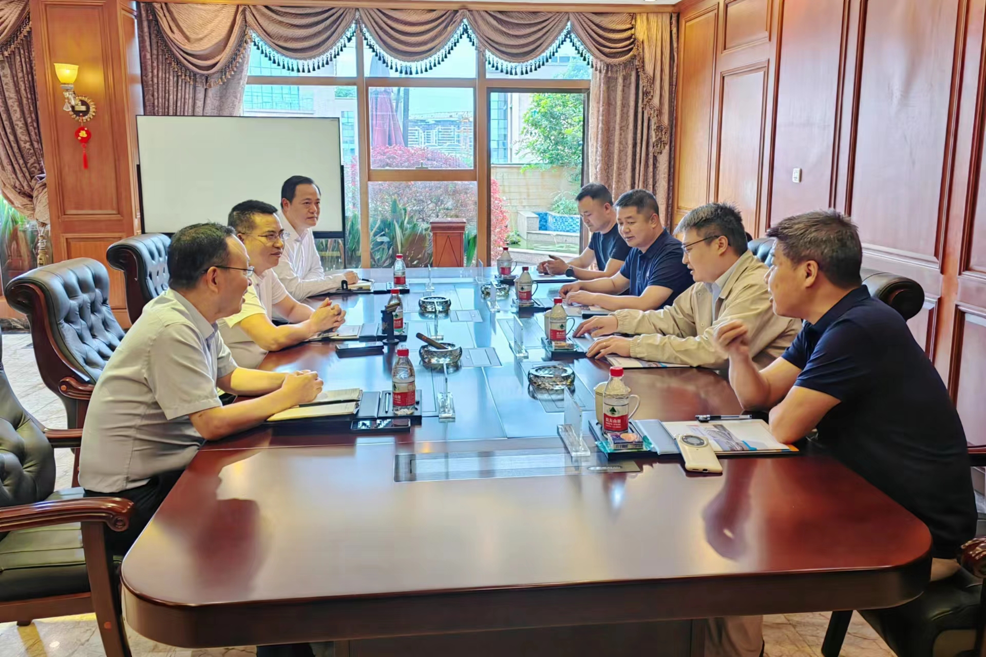 东风柳汽乘用车销售公司总经理吕峰一行到瓦力游戏运业互换座谈